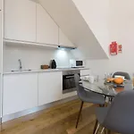 Lovelystay - Cozy Duplex With Patio Right Off Train&Metro Station