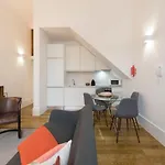 Lovelystay - Cozy Duplex With Patio Right Off Train&Metro Station