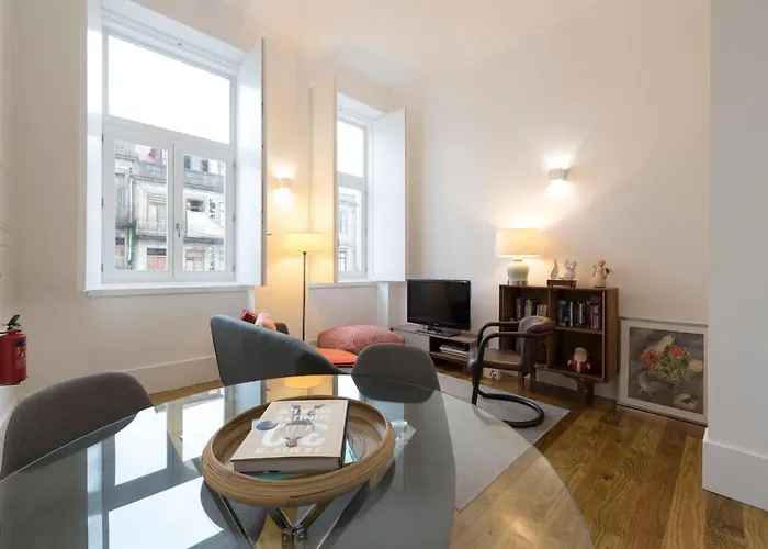 Lovelystay - Cozy Duplex With Patio Right Off Train&Metro Station