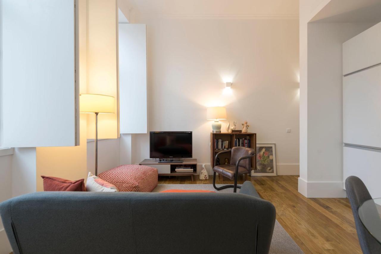Lovelystay - Cozy Duplex With Patio Right Off Train&metro Station Porto