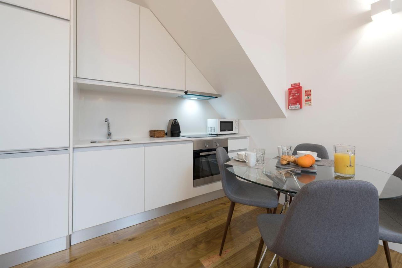 Lovelystay - Cozy Duplex With Patio Right Off Train&metro Station * Porto