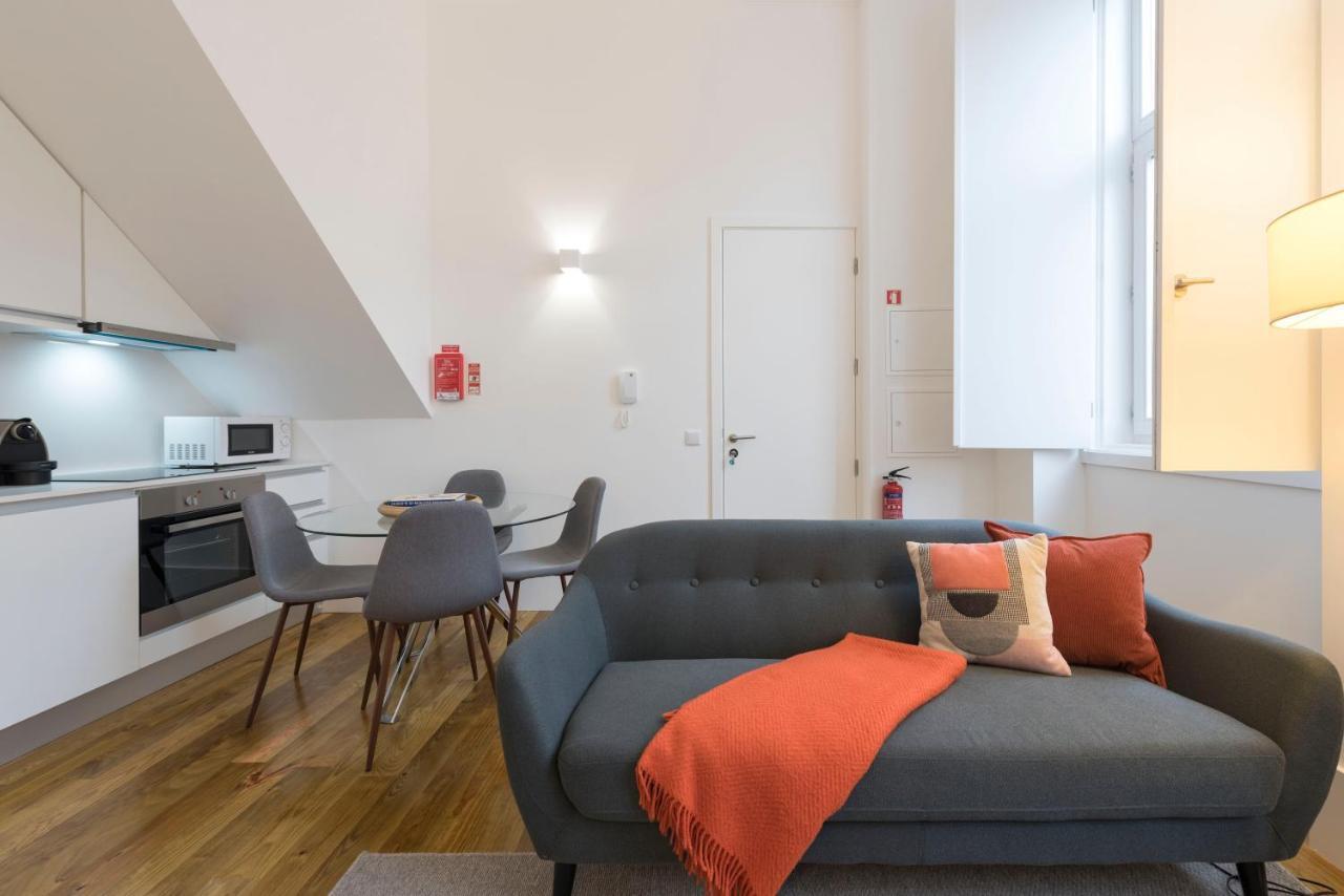 Lovelystay - Cozy Duplex With Patio Right Off Train&metro Station Apartment