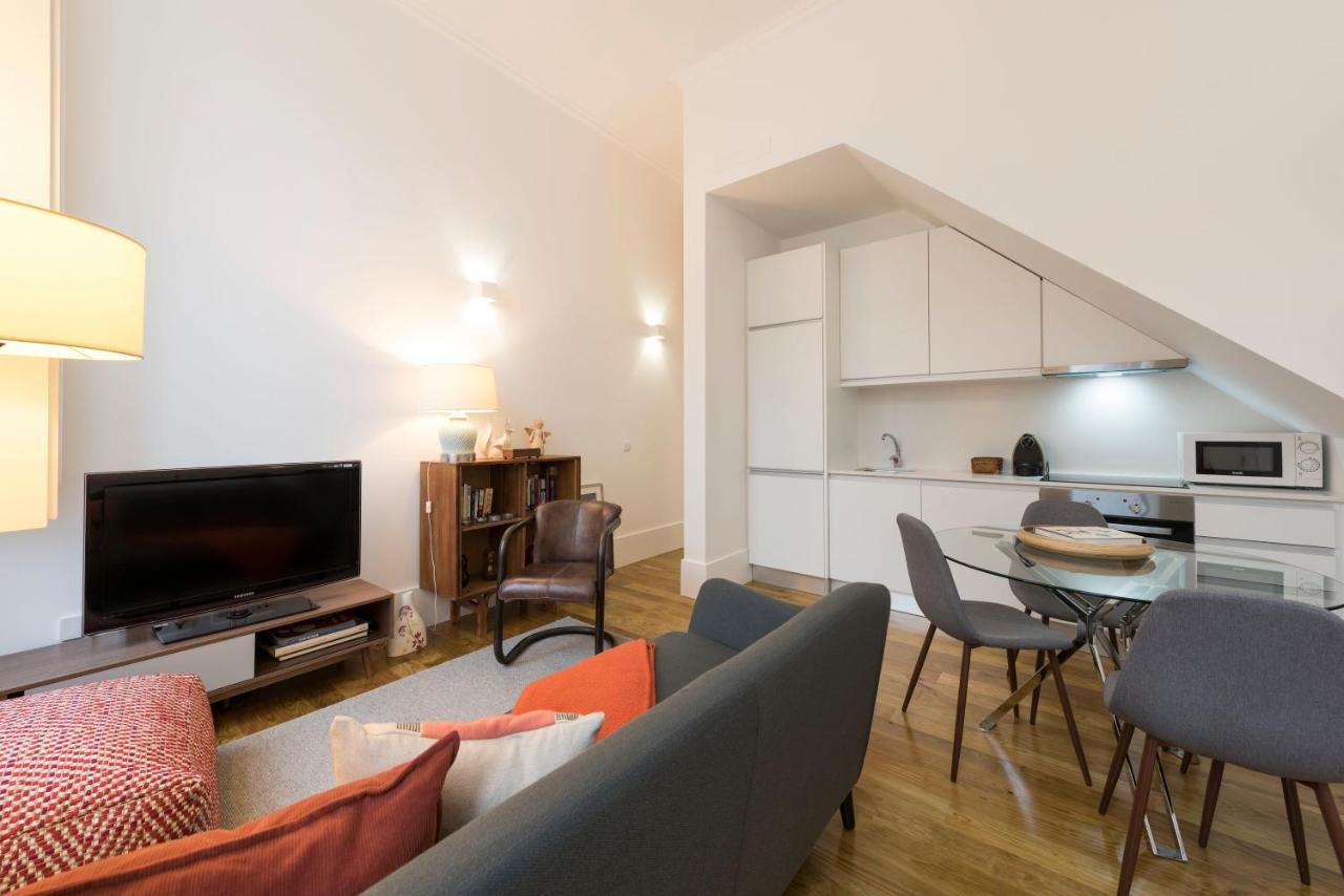 Lovelystay - Cozy Duplex With Patio Right Off Train&metro Station Apartment Porto