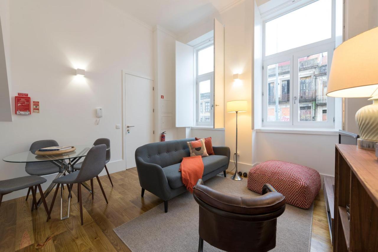 Lovelystay - Cozy Duplex With Patio Right Off Train&metro Station Apartment