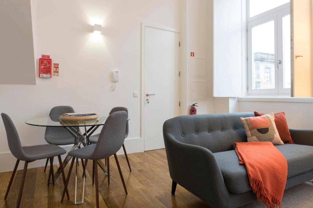 Lovelystay - Cozy Duplex With Patio Right Off Train&metro Station Apartment *