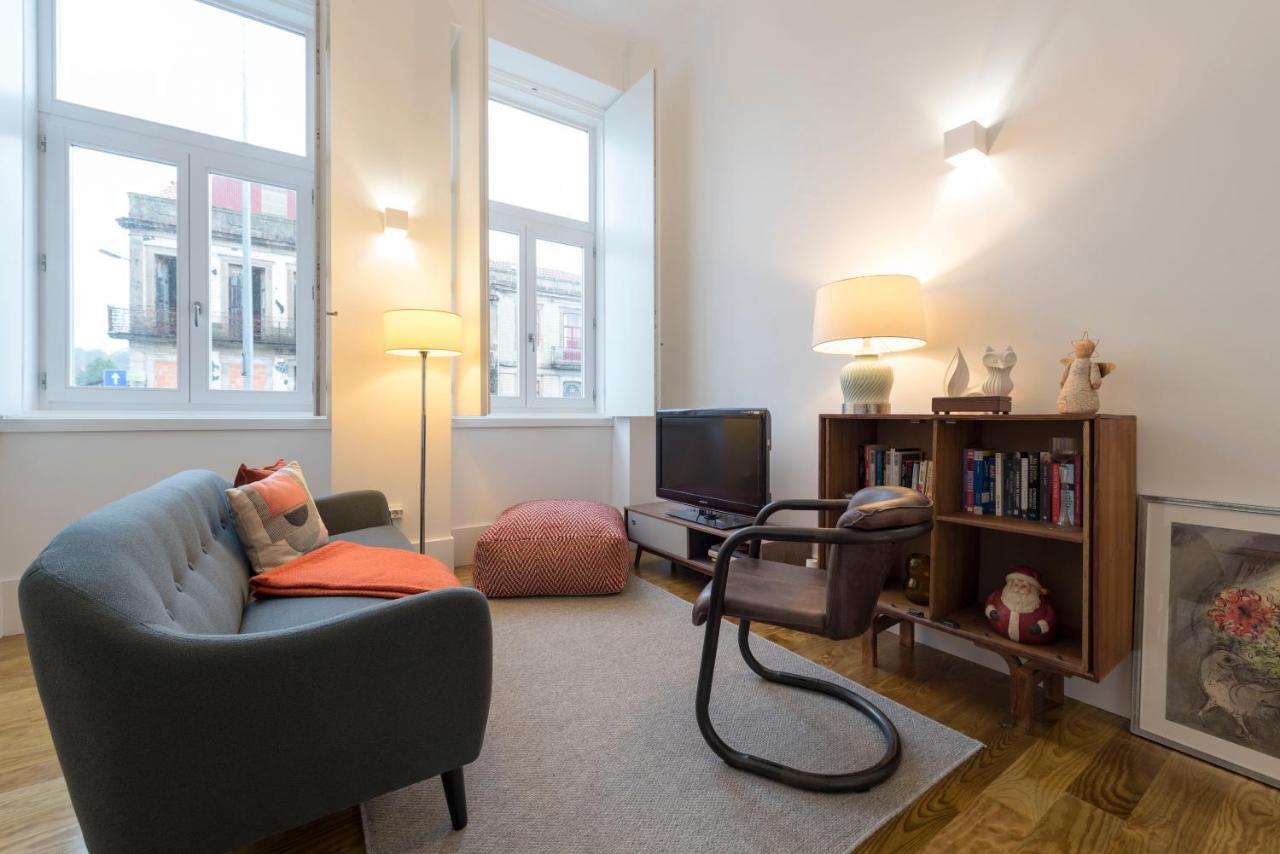 Lovelystay - Cozy Duplex With Patio Right Off Train&metro Station