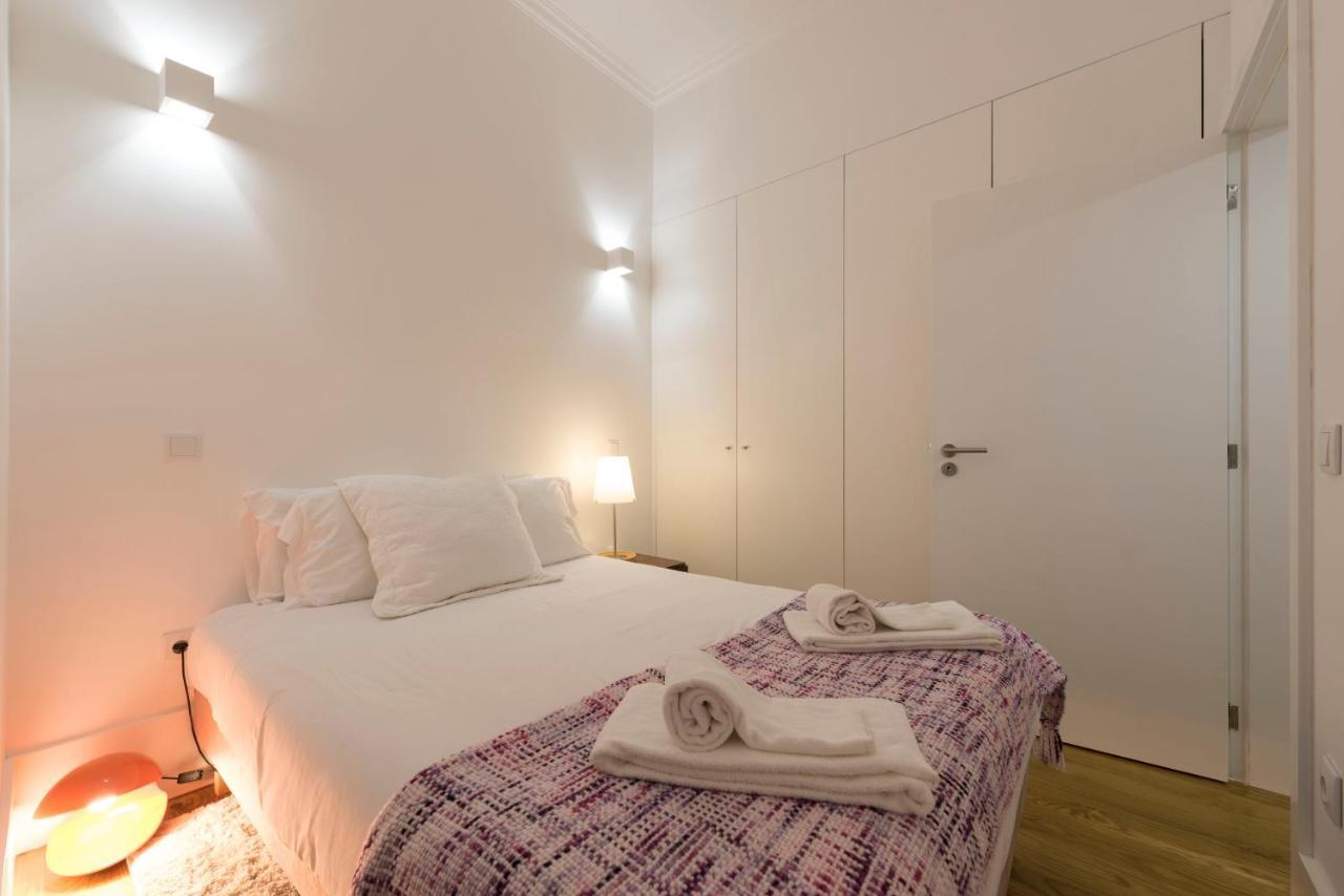 Lovelystay - Cozy Duplex With Patio Right Off Train&metro Station Apartment