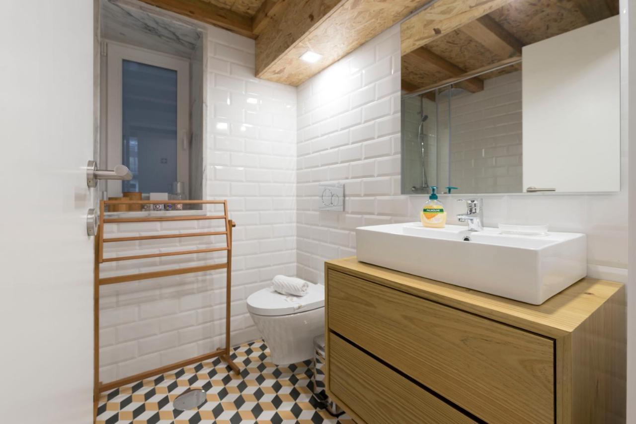 Lovelystay - Cozy Duplex With Patio Right Off Train&metro Station Porto