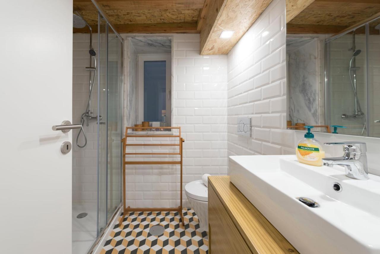 Lovelystay - Cozy Duplex With Patio Right Off Train&metro Station Apartment *