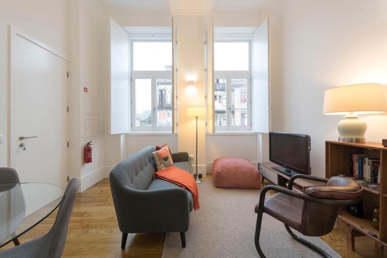 Lovelystay - Cozy Duplex With Patio Right Off Train&metro Station