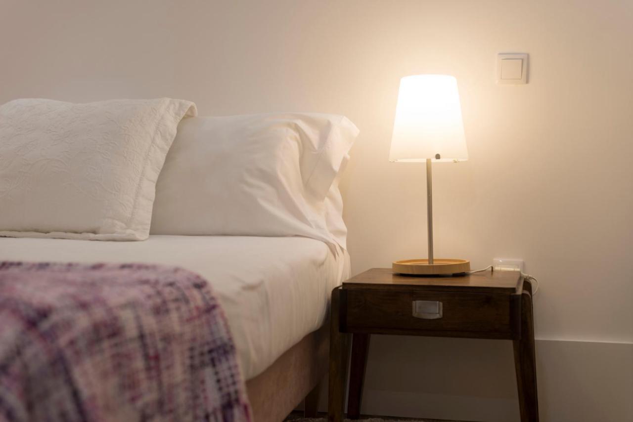Lovelystay - Cozy Duplex With Patio Right Off Train&metro Station