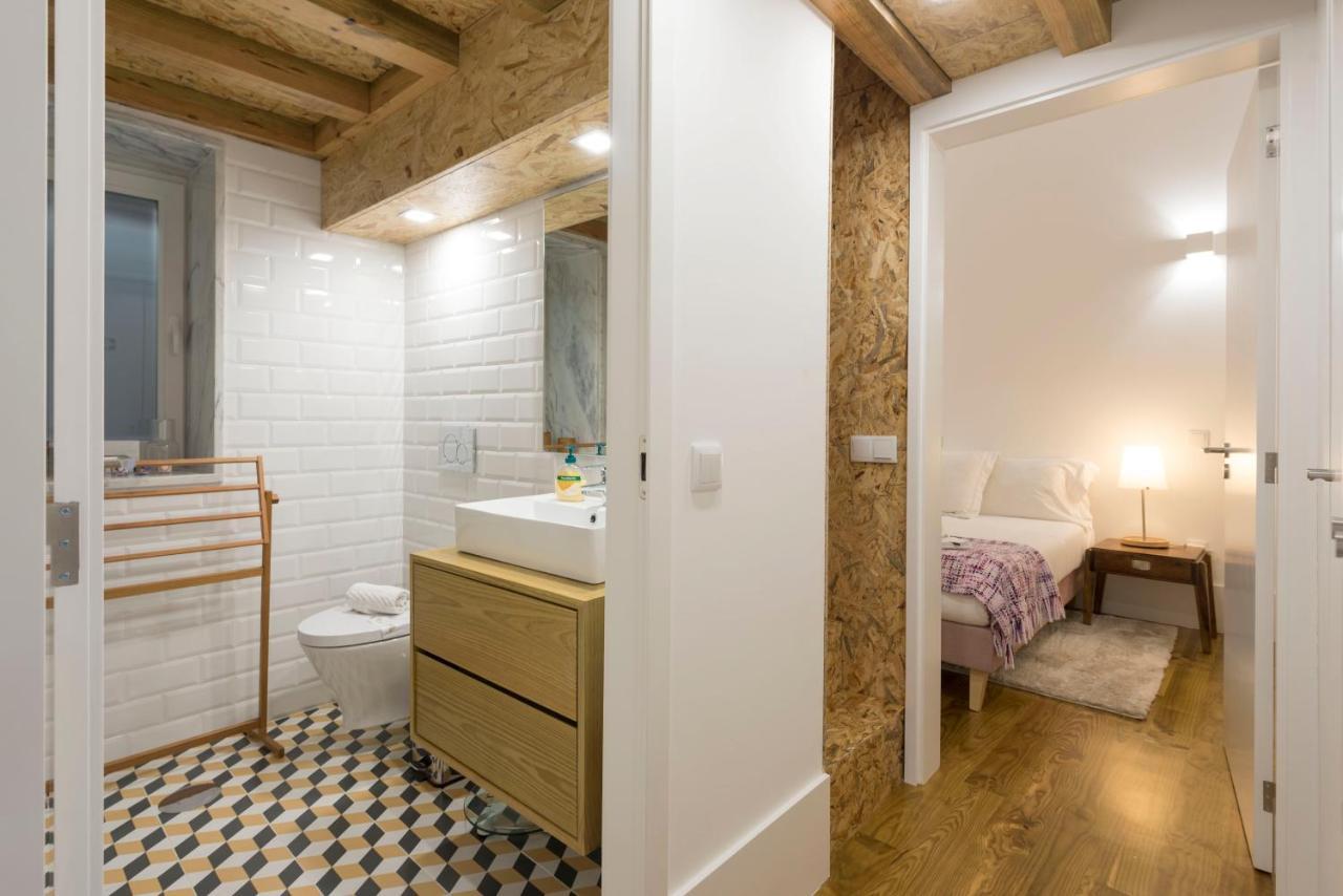 Lovelystay - Cozy Duplex With Patio Right Off Train&metro Station Apartment Porto