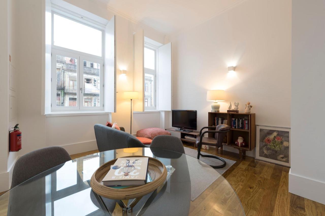 Lovelystay - Cozy Duplex With Patio Right Off Train&metro Station * Porto