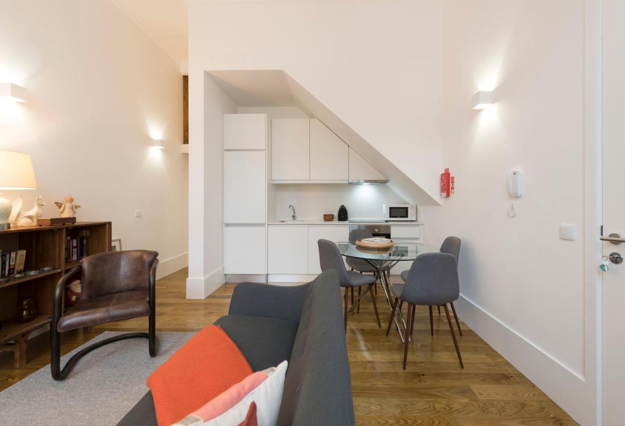 Lovelystay - Cozy Duplex With Patio Right Off Train&metro Station Apartment