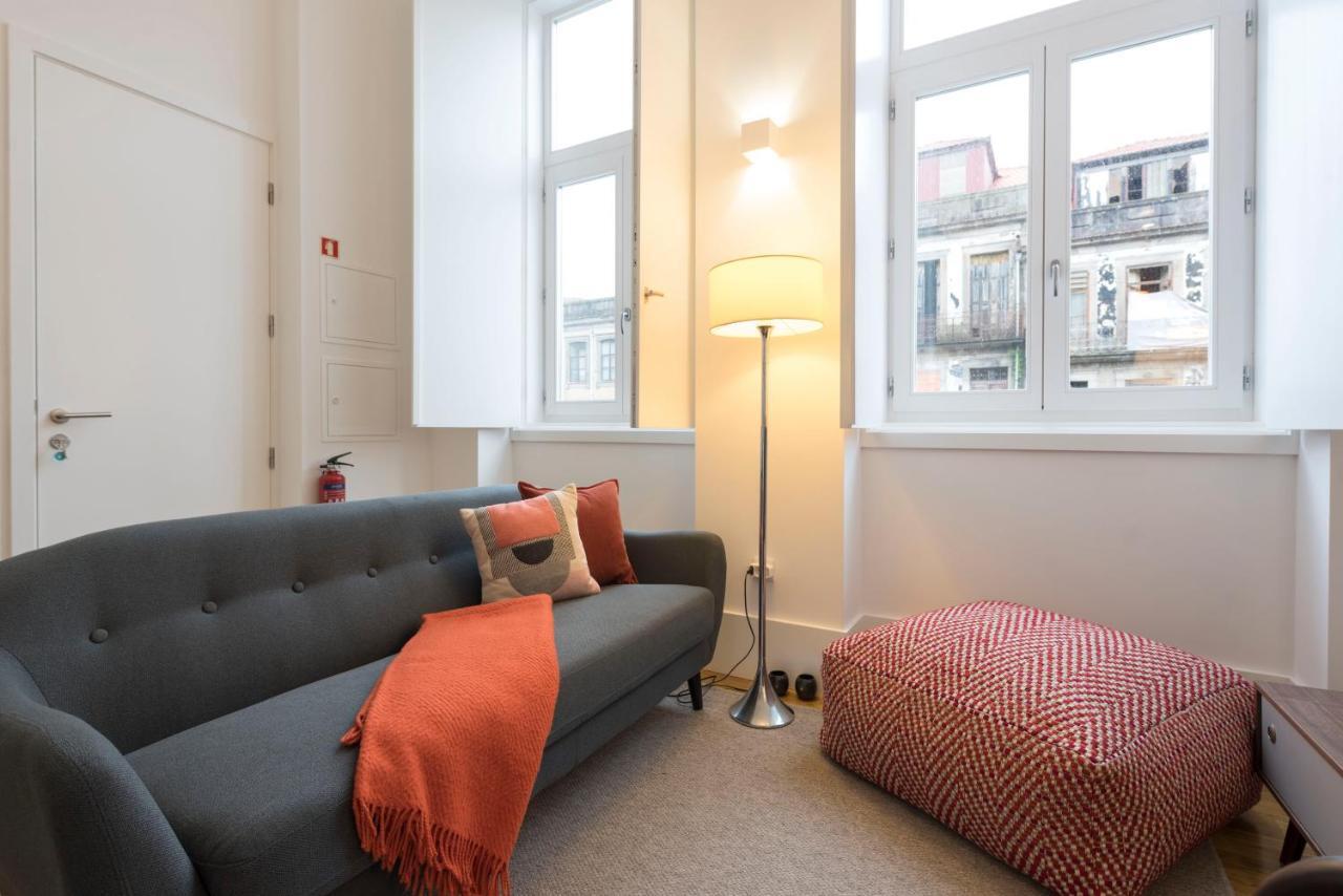 Lovelystay - Cozy Duplex With Patio Right Off Train&metro Station Apartment