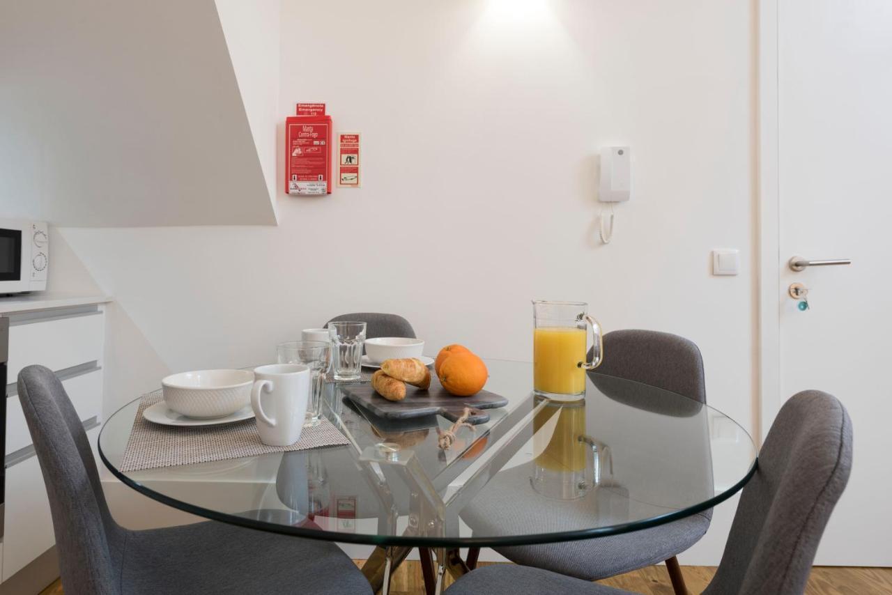 Lovelystay - Cozy Duplex With Patio Right Off Train&metro Station Apartment *