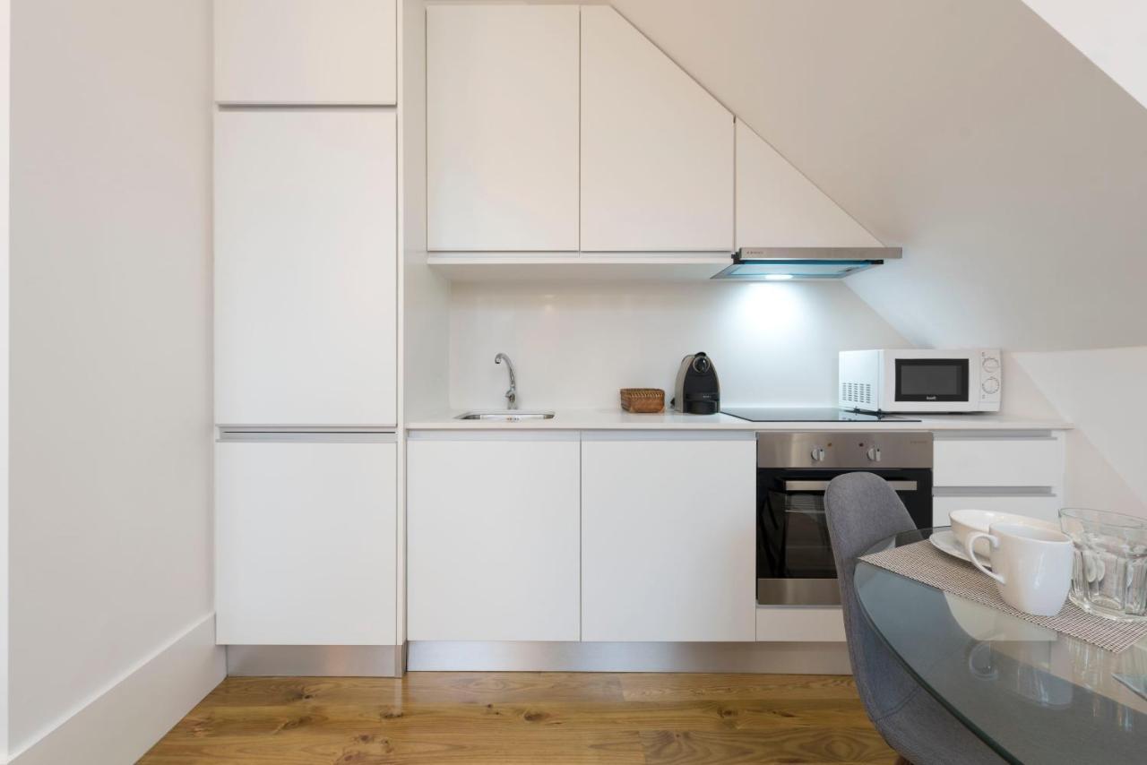 Lovelystay - Cozy Duplex With Patio Right Off Train&metro Station Apartment Porto