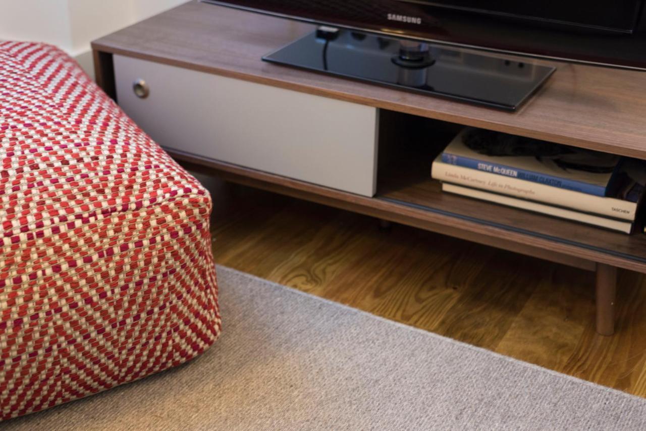 Lovelystay - Cozy Duplex With Patio Right Off Train&metro Station Apartment Porto