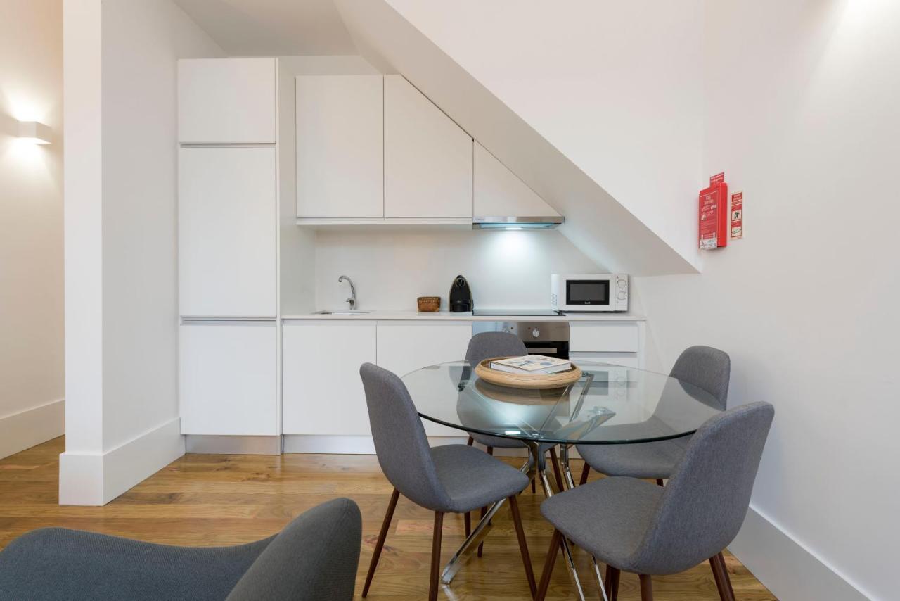 Lovelystay - Cozy Duplex With Patio Right Off Train&metro Station Apartment Porto