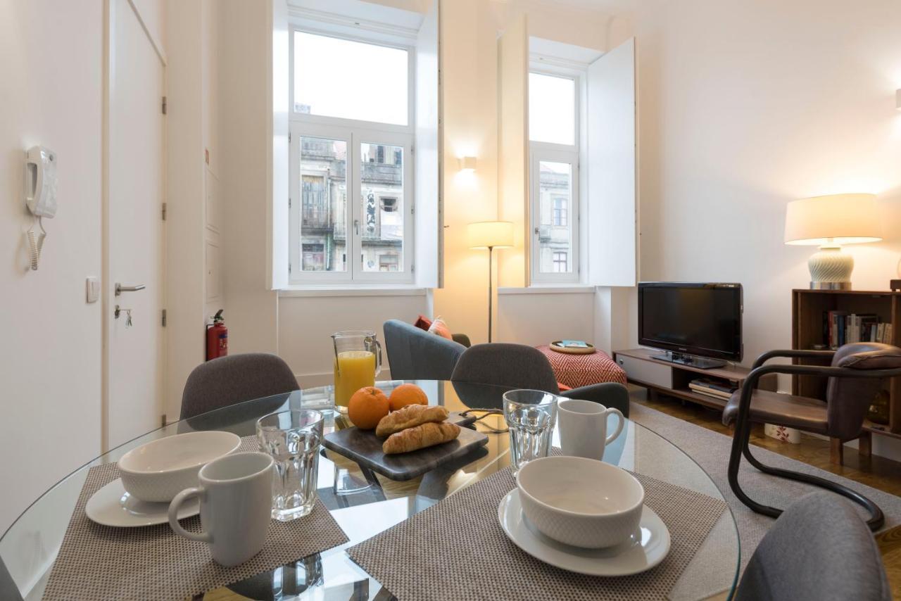 Lovelystay - Cozy Duplex With Patio Right Off Train&metro Station